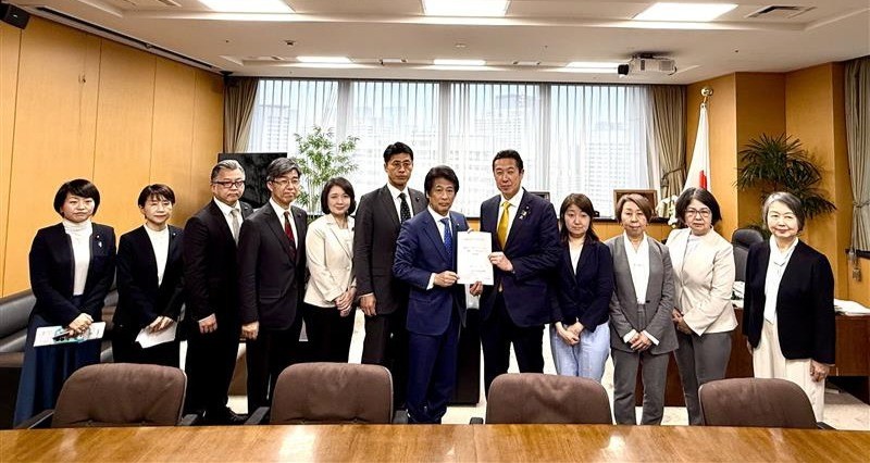 4月27日、黄川田仁志こども政策担当大臣に、夏休み中のこども緊急セーフティネット構築プラン活用に関する申し入れを行いました