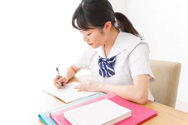 厳しい経済状況に負けず大学進学を目指す高校生を応援する無料の学習サポート施設